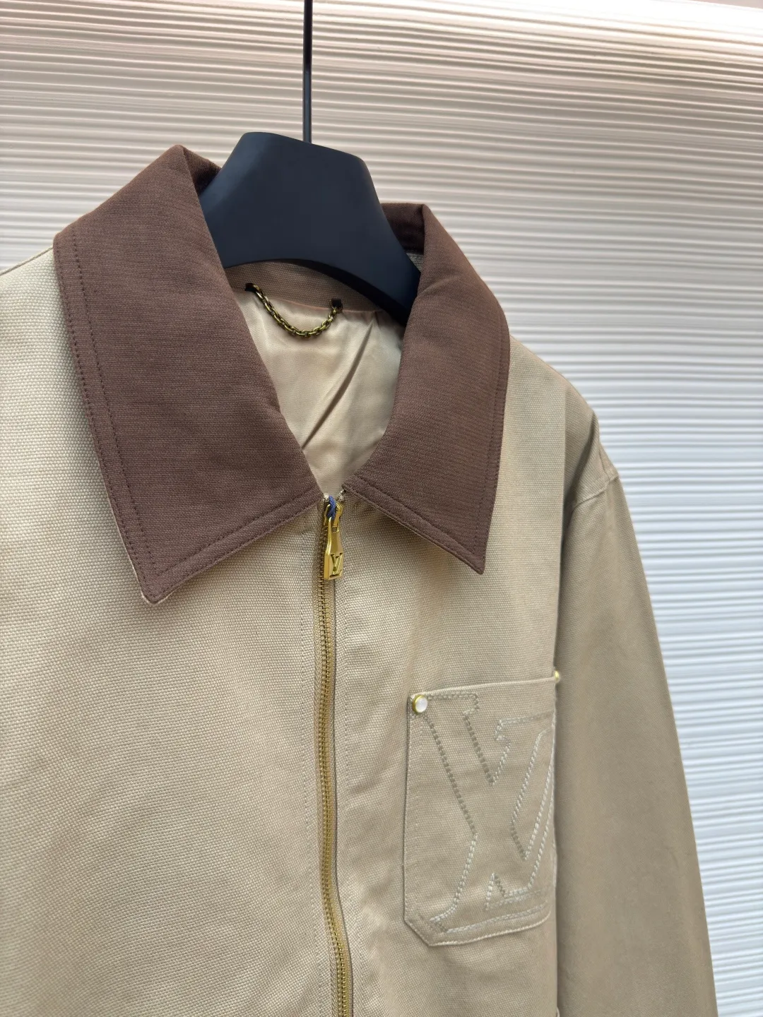 LOUIS VUITTON bamboo martin denim jacket ●Authentic product: 22600 purchased and developed ●Item number: 1680310-C55 ●Fabric: small martin yarn-dyed fabric ●Technology: made on positioning cutting machine ●Version: fitted version ●Weight: about 860 grams ●Size: 44-46-48-50 ●Description: The fabric is made of Little Martin yarn-dyed fabric, the warp and weft yarns are 7s+7s double-twisted, the fabric is made of long lathe dyeing process, the color of the bulk fabric is custom-dyed, the small jacquard fabric for the collar is custom-woven, the back pockets are made of domestic high-speed machines, mercerized tatami The embroidery method is matched with rayon twill satin lining. The back square leather tag is made of two-layer cowhide and pressed with an embossed mold. The I-shaped buckle and rivets are made of antique gold-plated bases. The interior is inlaid with polished high-gloss mother-of-pearl. The shells are laser-engraved with letter patterns. The overall routing is straight and delicate, the fabric is comfortable and soft, the color is consistent and there is no color difference, it can be matched with the same style to create a fashionable look, and can be used in various occasions, customized accessories, complete with three standards, the same style for men and women!